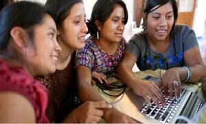 Desigualdad digital y bajo acceso a CTIM de mujeres prevalece en